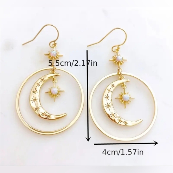 2 For 25$ Gold Crescent Moon Earrings NIP - Picture 2 of 3